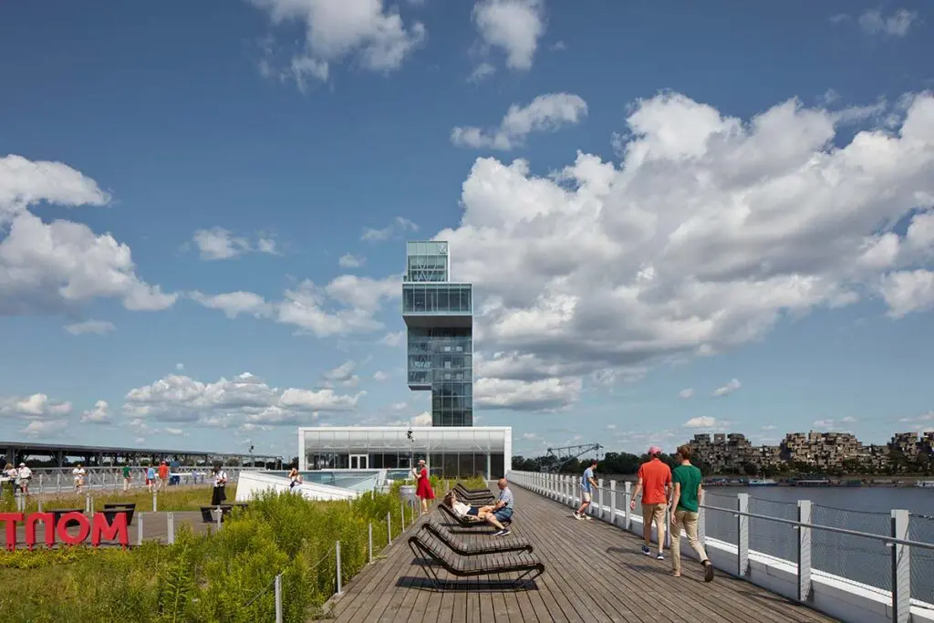 Arquitectura del muelle grand quai y torre del puerto de montreal, canadá