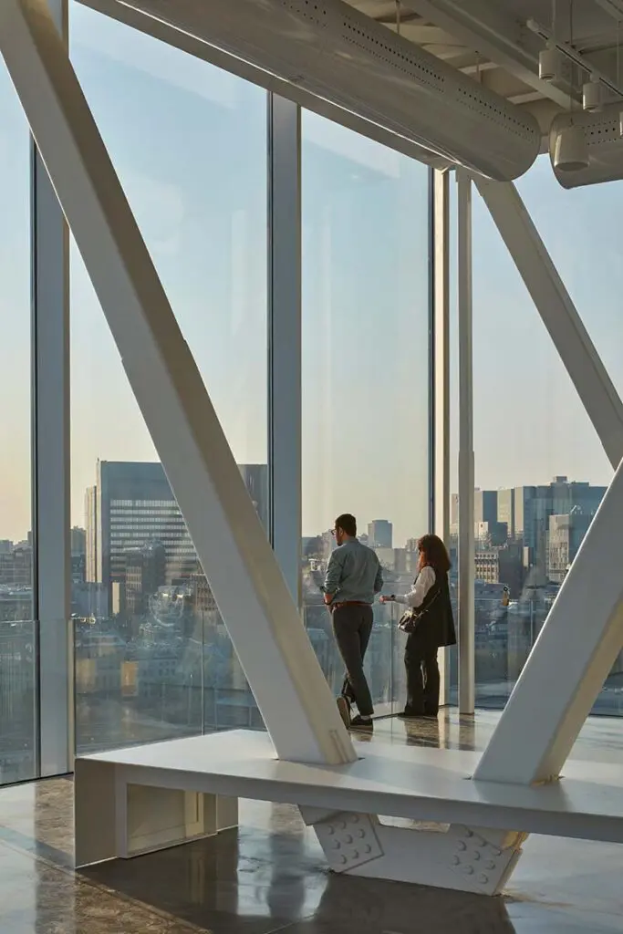 La torre y el muelle que cambiaron la historia de montreal mediante su arquitectura