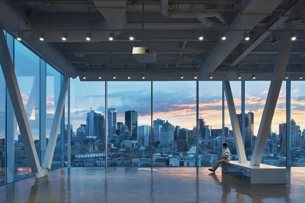 La torre y el muelle que cambiaron la historia de montreal mediante su arquitectura