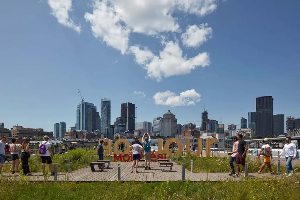 La torre y el muelle que cambiaron la historia de montreal mediante su arquitectura