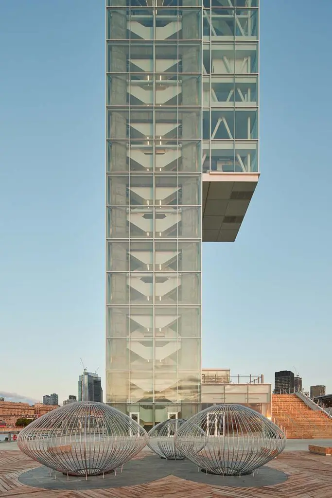 La torre y el muelle que cambiaron la historia de montreal mediante su arquitectura