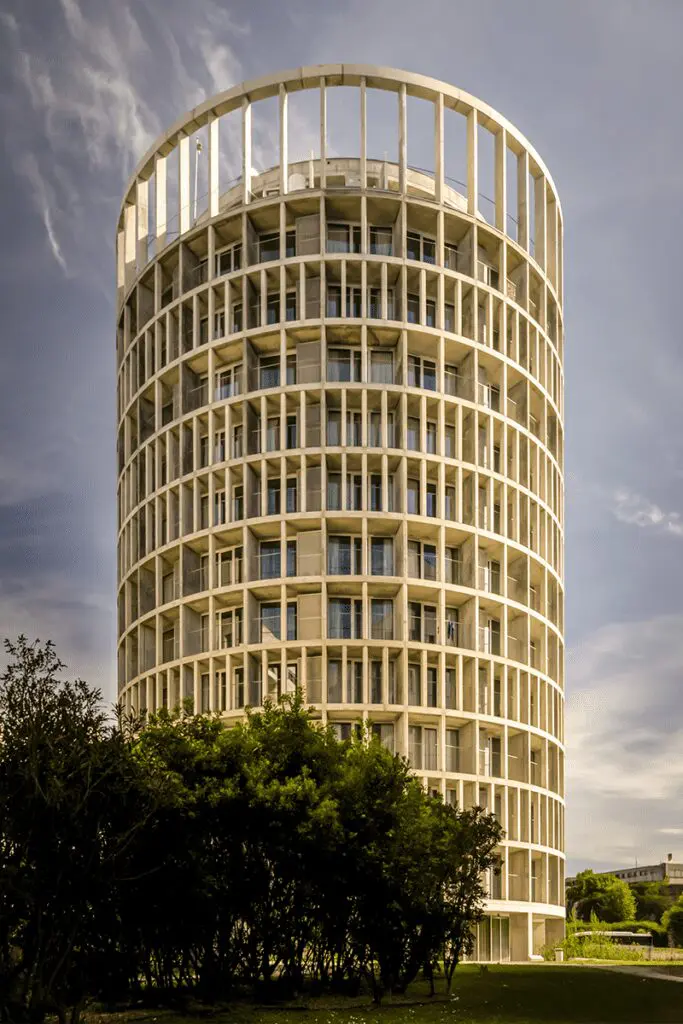 Esta torre en portugal es una fusión entre el racionalismo radial y clasicismo Esta torre en portugal es una fusión entre el racionalismo radial y clasicismo