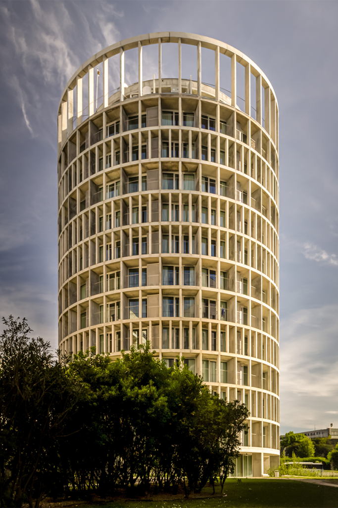 Esta torre en portugal es una fusión entre el racionalismo radial y clasicismo