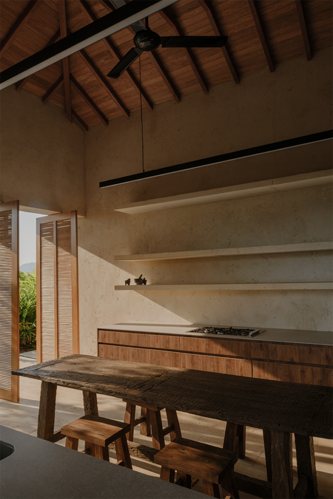 La arquitectura antioqueña de esta casa evoca un mundo de calma