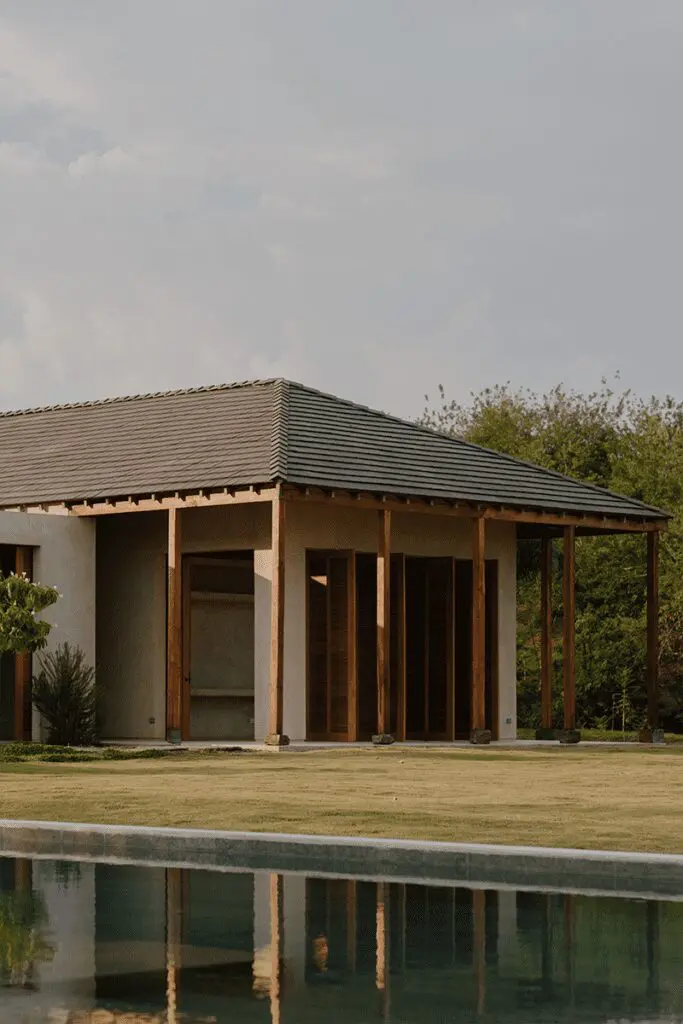 La arquitectura antioqueña de esta casa evoca un mundo de calma La arquitectura antioqueña de esta casa evoca un mundo de calma