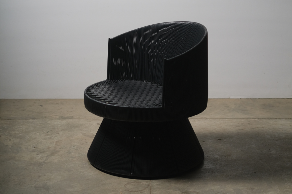 Piezas artesanales de apariencia monolítica componen ígneo, la nueva línea de la firma tucurinca. Están hechas a mano.