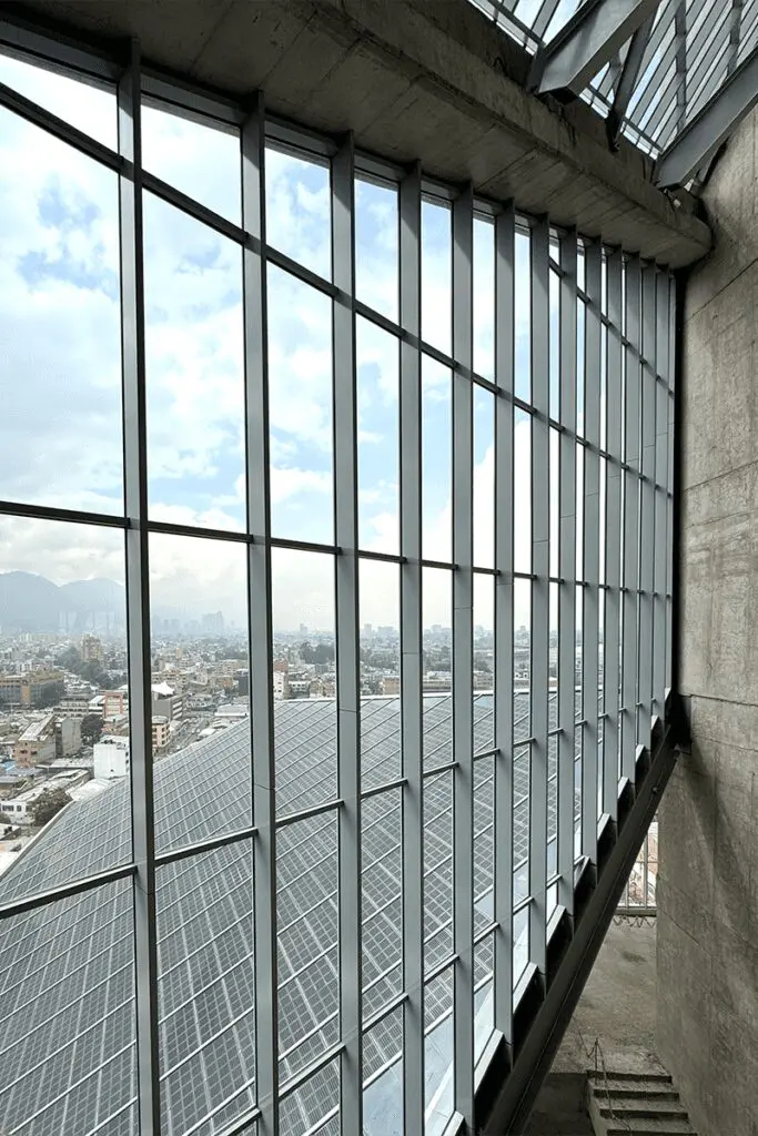 Fachadas acristaladas en la arquitectura institucional: estética y sostenibilidad Fachadas acristaladas en la arquitectura institucional: estética y sostenibilidad
