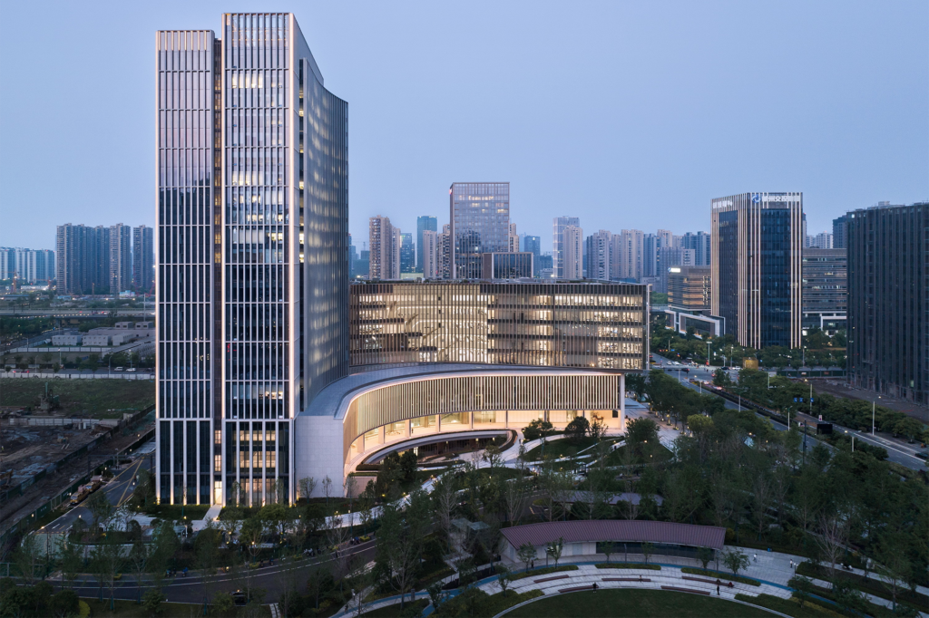 El vidrio es la estrella indiscutible de esta fachada abstracta en china