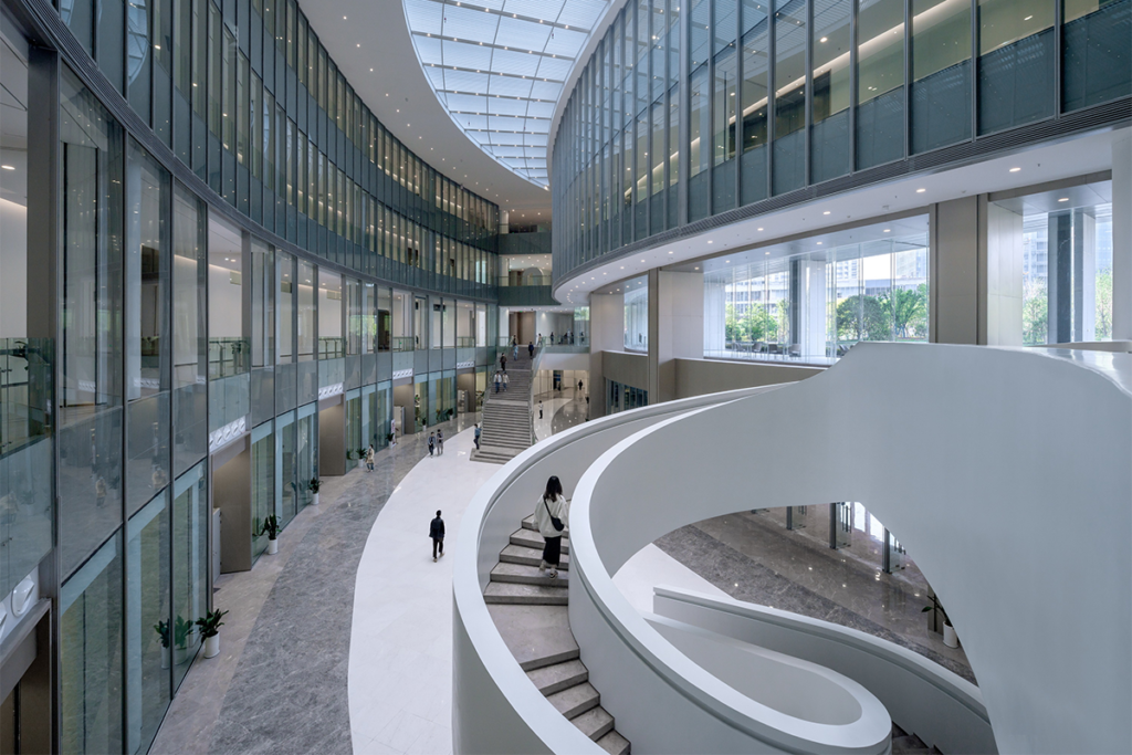 El vidrio es la estrella indiscutible de esta fachada abstracta en china