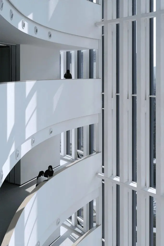 El vidrio es la estrella indiscutible de esta fachada abstracta en china Arquitectura edificio en vidrio
