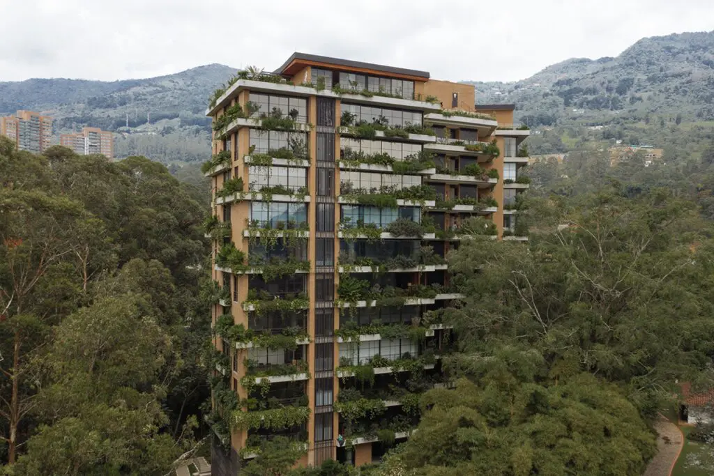 Fachadas vivas y estética distintiva, así es la arquitectura de esta firma en medellín