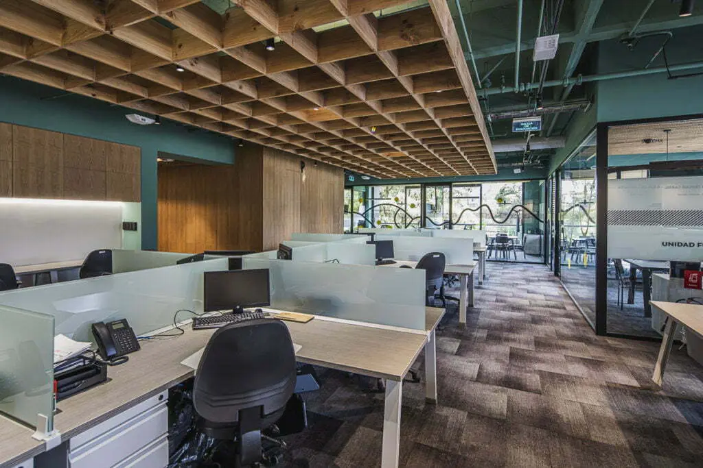 Una oficina sinigual adaptada a la pospandemia, ubicada en bogotá y diseñada por yemail arquitectura