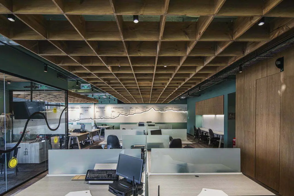 Una oficina sinigual adaptada a la pospandemia, ubicada en bogotá y diseñada por yemail arquitectura