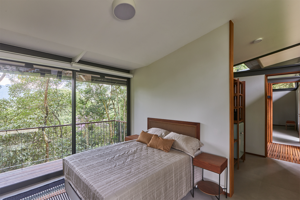 Un pabellón en brasil que flota entre los árboles