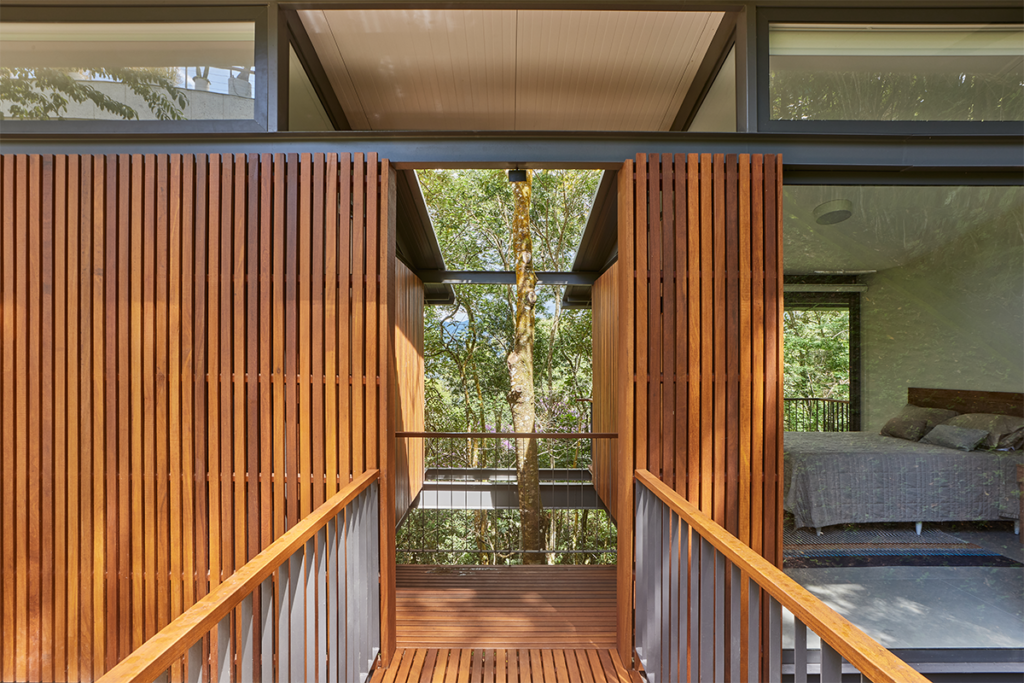 Un pabellón en brasil que flota entre los árboles