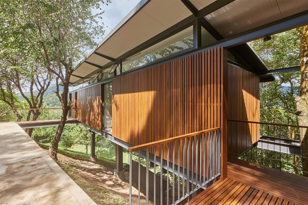 Un pabellón en brasil que flota entre los árboles