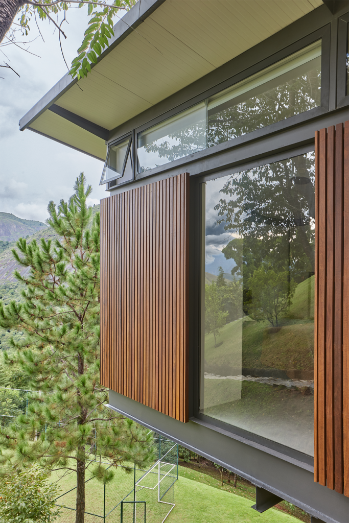 Un pabellón en brasil que flota entre los árboles