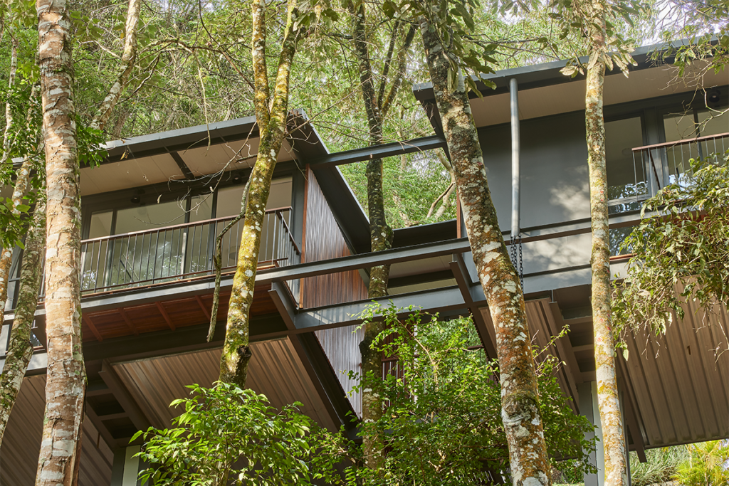 Un pabellón en brasil que flota entre los árboles