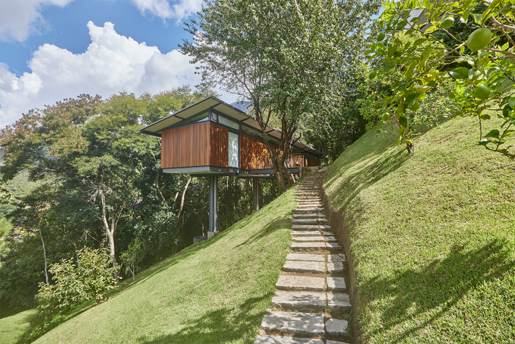 Un pabellón en brasil que flota entre los árboles