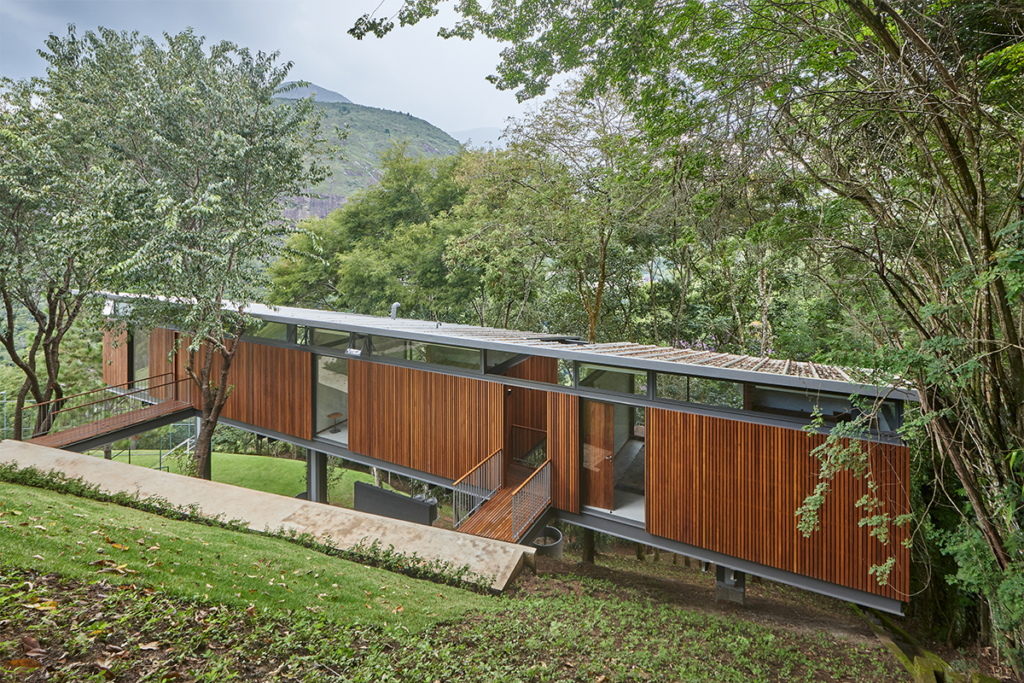 Un pabellón en brasil que flota entre los árboles