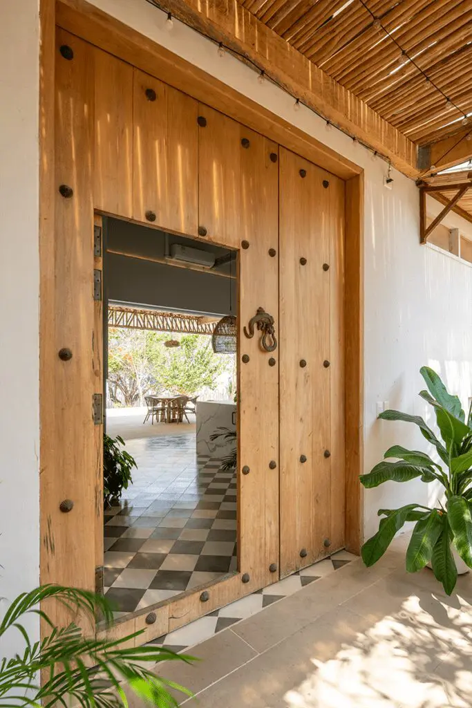 Esta casa se comunica con el mar por su estética, sus materiales y sus vistas