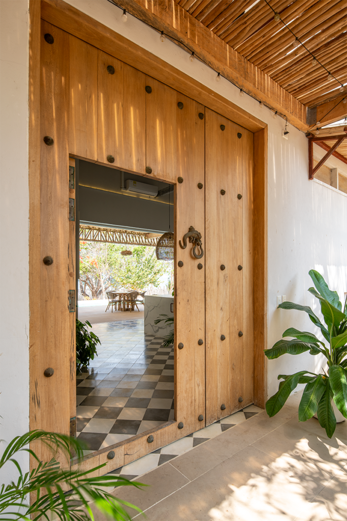 Esta casa se comunica con el mar por su estética, sus materiales y sus vistas