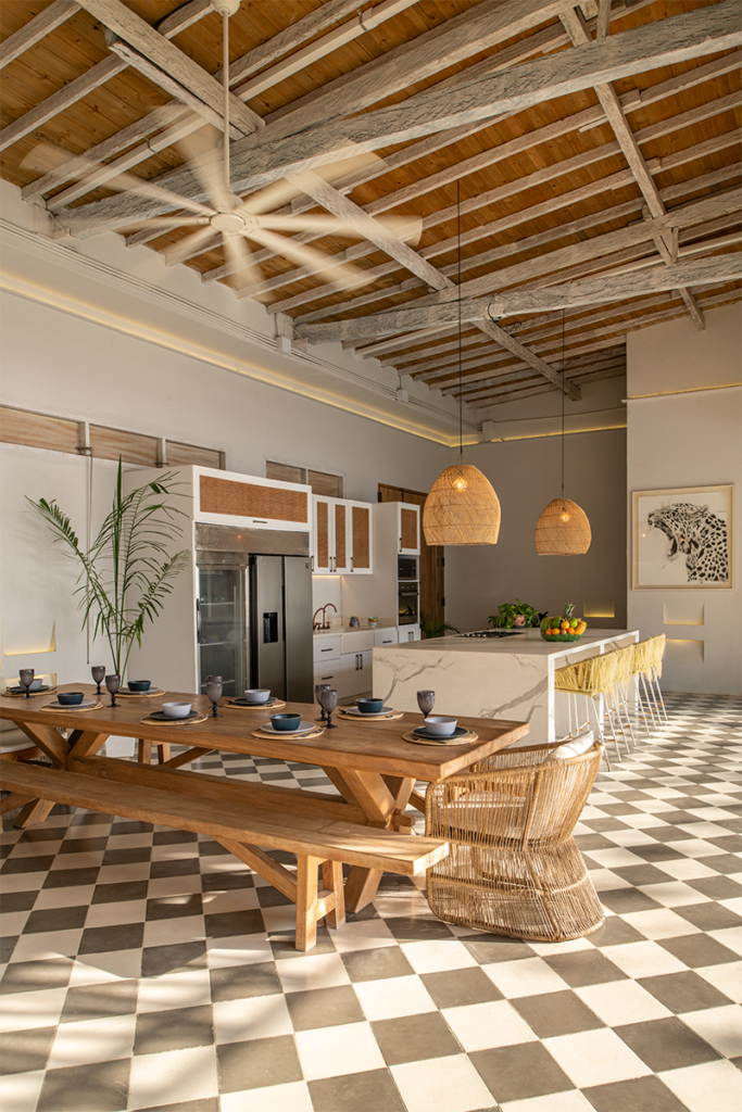 Esta casa se comunica con el mar por su estética, sus materiales y sus vistas