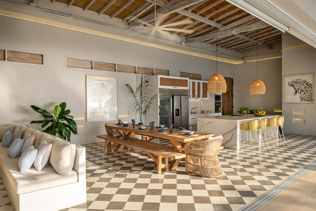 Esta casa se comunica con el mar por su estética, sus materiales y sus vistas