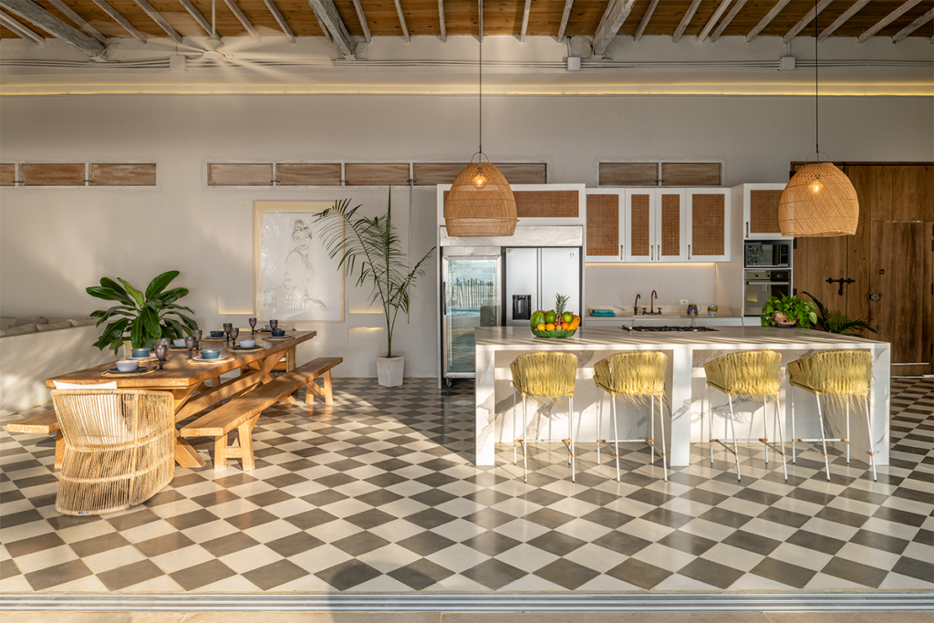 Esta casa se comunica con el mar por su estética, sus materiales y sus vistas