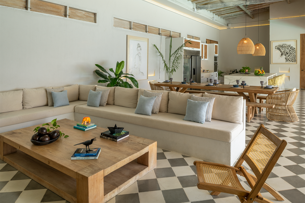 Esta casa se comunica con el mar por su estética, sus materiales y sus vistas