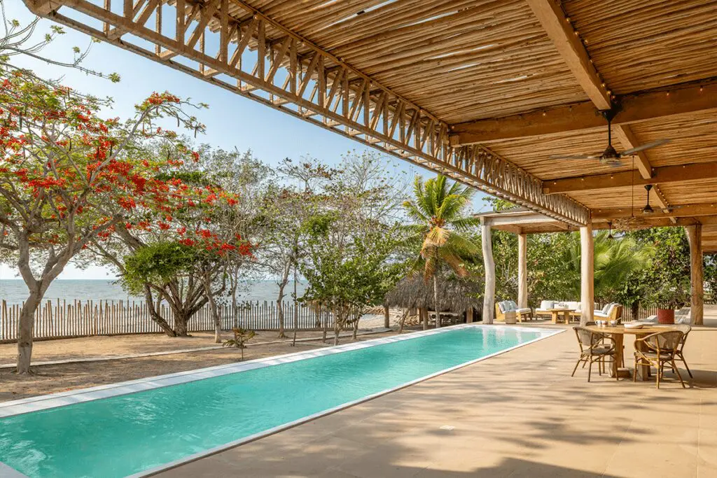 Esta casa se comunica con el mar por su estética, sus materiales y sus vistas