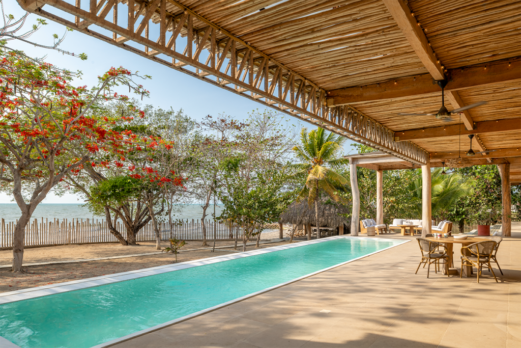 Esta casa se comunica con el mar por su estética, sus materiales y sus vistas