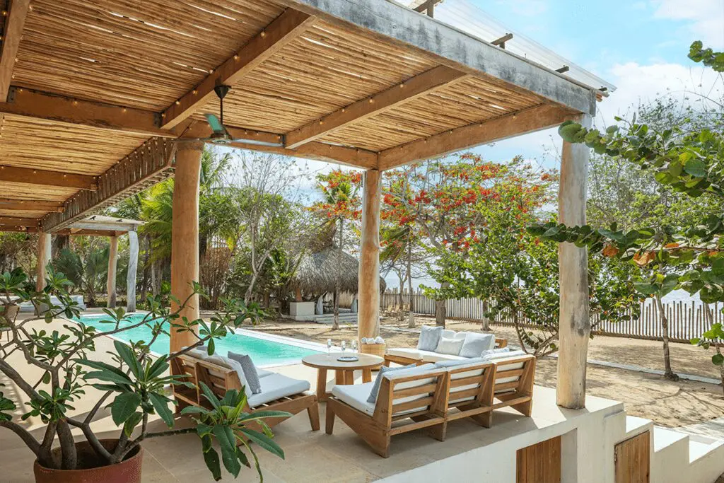 Esta casa se comunica con el mar por su estética, sus materiales y sus vistas