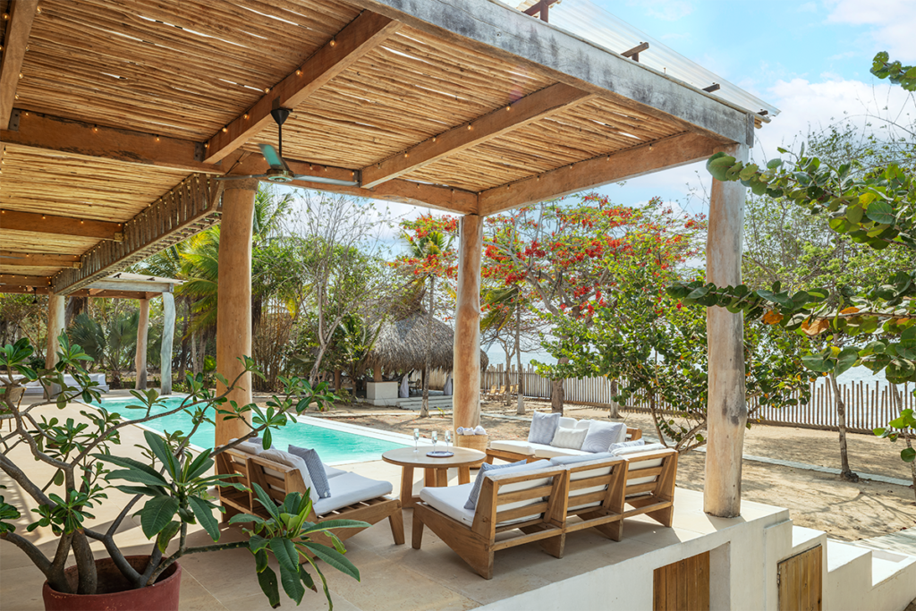 Esta casa se comunica con el mar por su estética, sus materiales y sus vistas