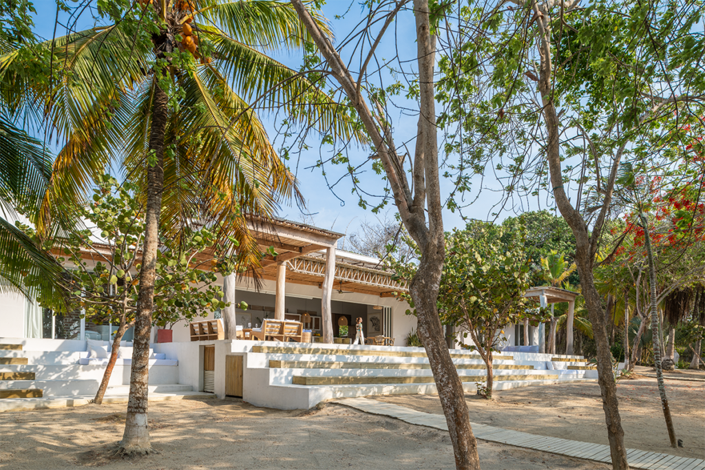 Esta casa se comunica con el mar por su estética, sus materiales y sus vistas