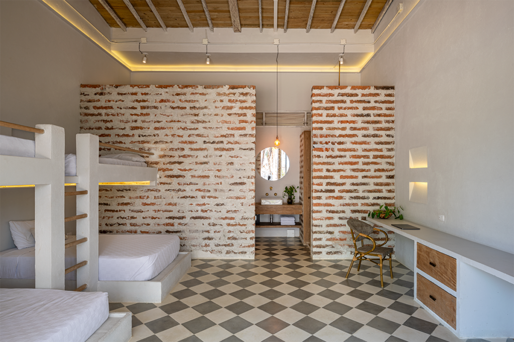 Esta casa se comunica con el mar por su estética, sus materiales y sus vistas