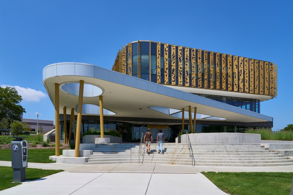 Un diseño curvo para honrar la cultura: así es esta universidad en estados unidos