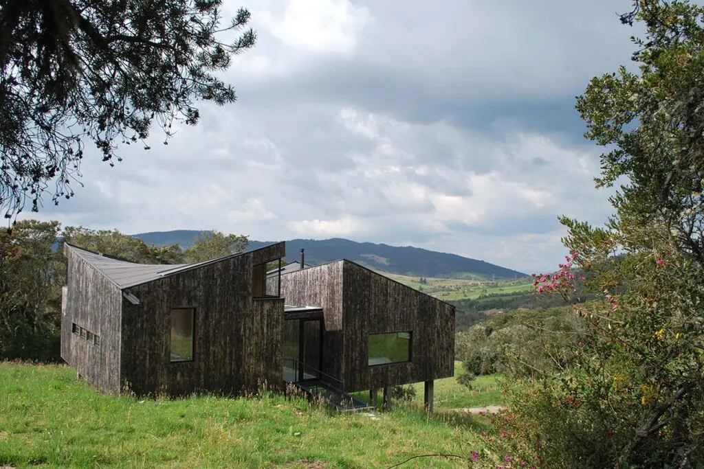 Una casa ecológica con una arquitectura inspirada en el paisaje del páramo