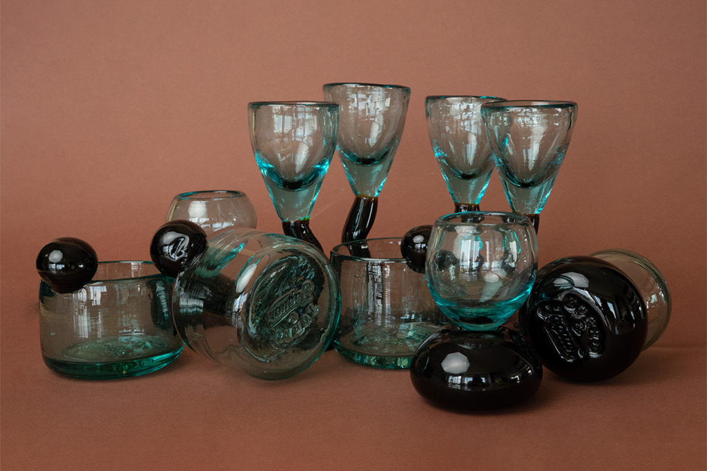 Piezas en vidrio colombianas que celebran la vida cotidiana