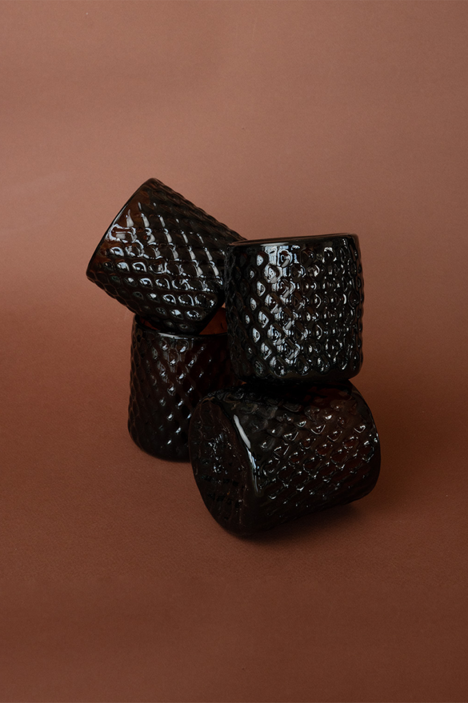 Piezas en vidrio colombianas que celebran la vida cotidiana