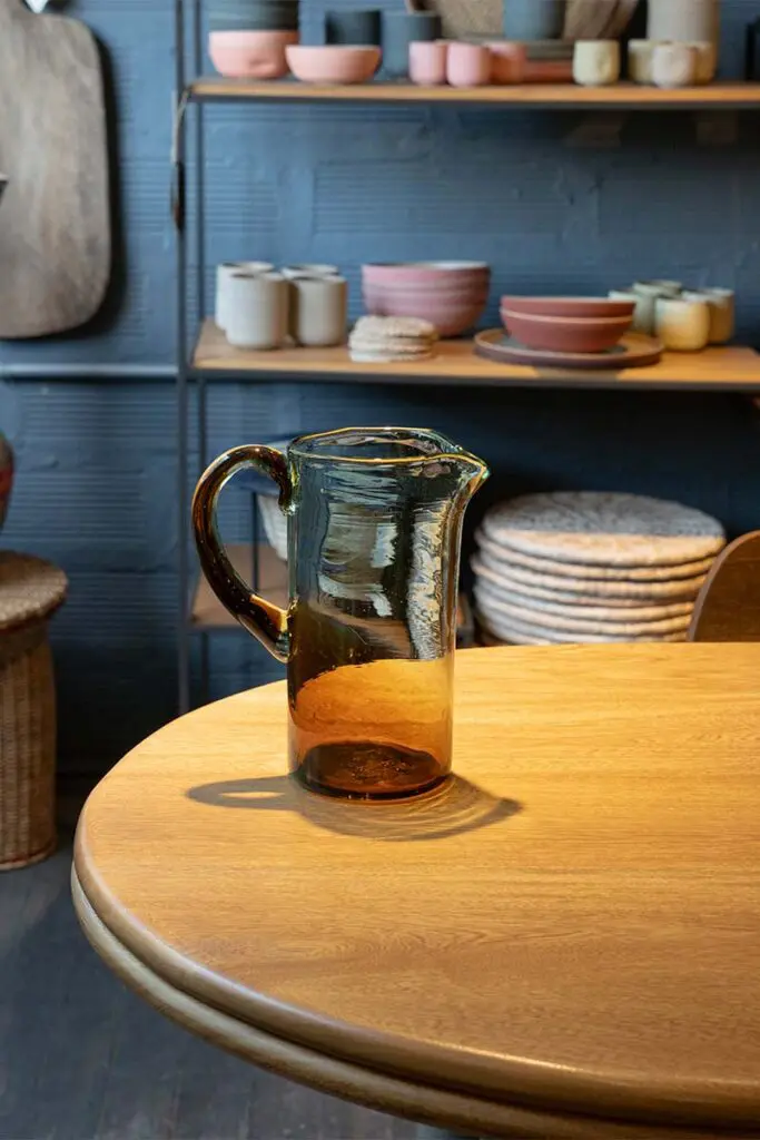 La magia del atardecer en piezas funcionales de vidrio reciclado