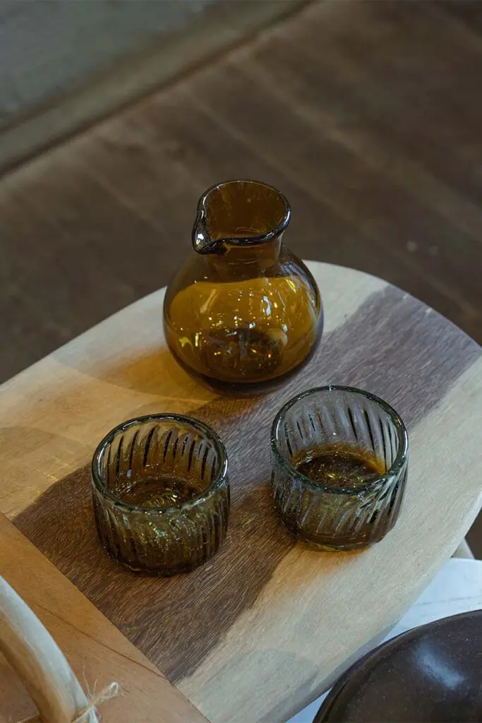 La magia del atardecer en piezas funcionales de vidrio reciclado