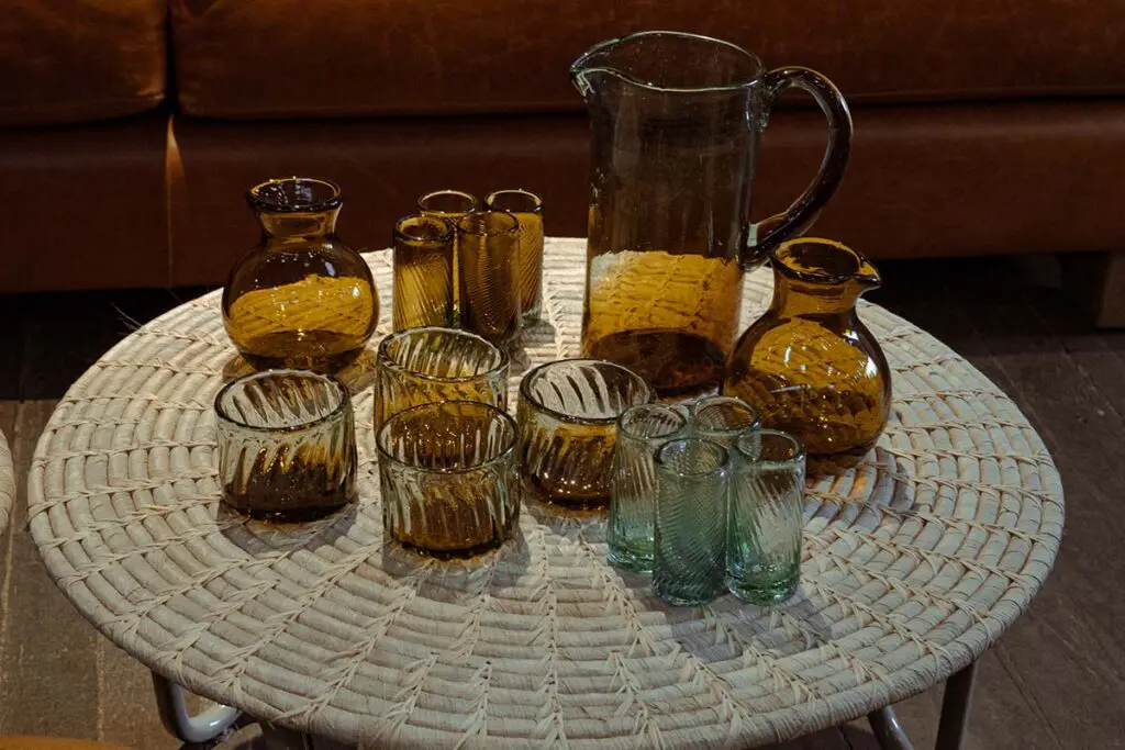 La magia del atardecer en piezas funcionales de vidrio reciclado