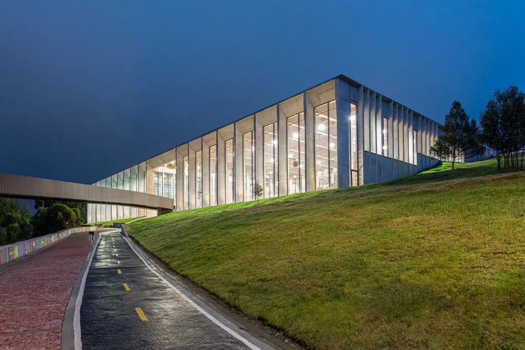 Arquitectura especial que entabla relaciones inteligentes con su entorno Arquitectura especial que entabla relaciones inteligentes con su entorno