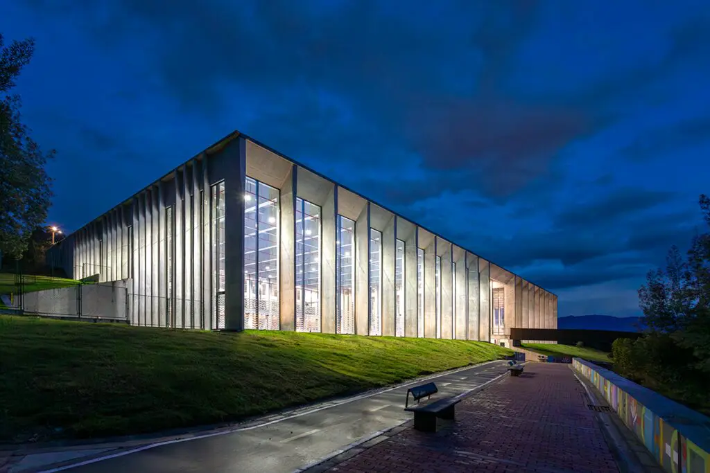 Arquitectura especial que entabla relaciones inteligentes con su entorno Arquitectura especial que entabla relaciones inteligentes con su entorno