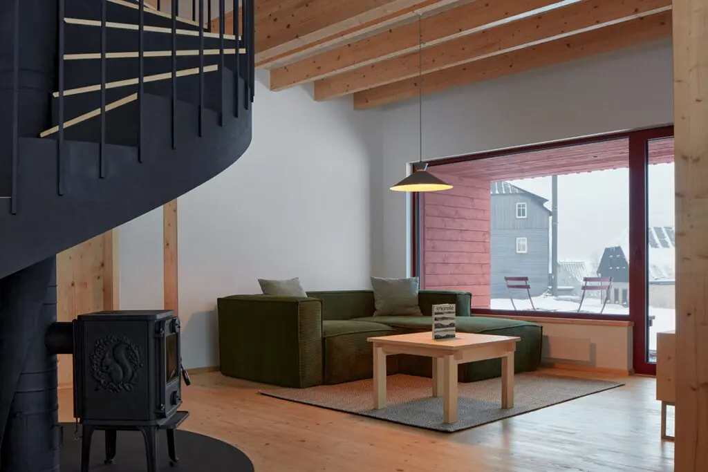 Una casa en la nieve con una arquitectura que articula lo tradicional y lo funcional