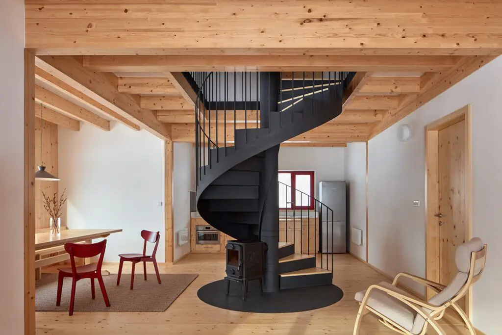 Una casa en la nieve con una arquitectura que articula lo tradicional y lo funcional