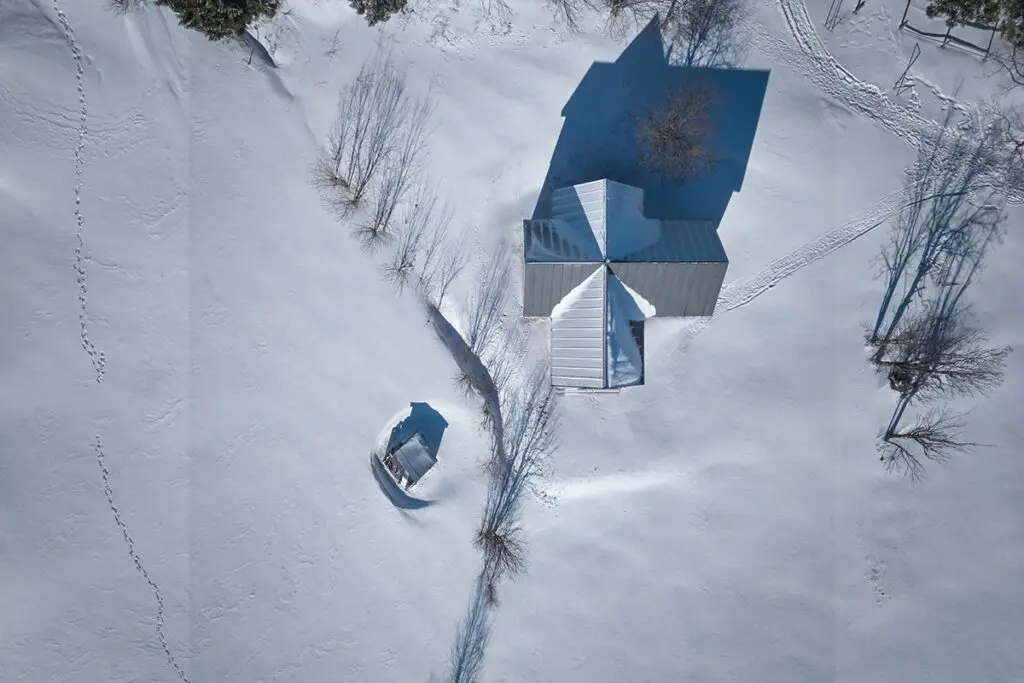 Una casa en la nieve con una arquitectura que articula lo tradicional y lo funcional