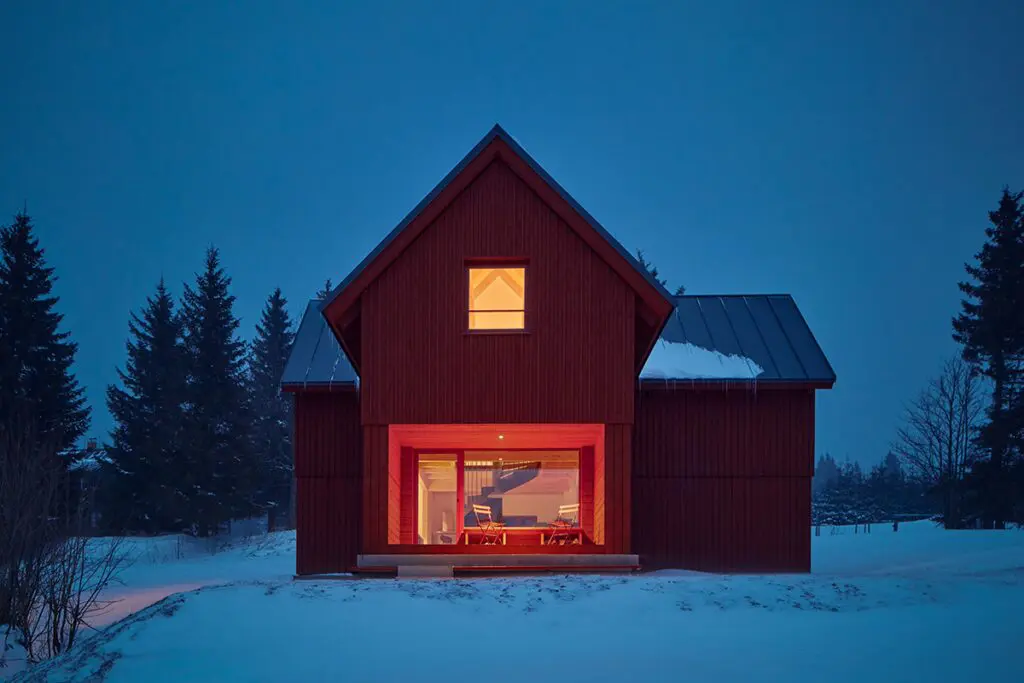Una casa en la nieve con una arquitectura que articula lo tradicional y lo funcional