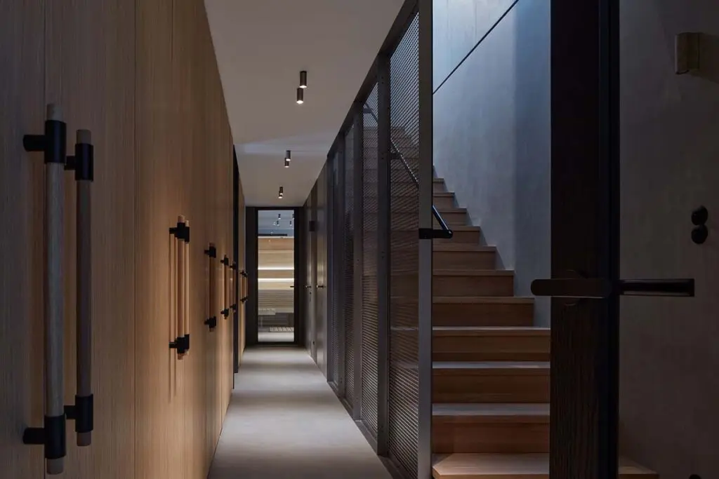 Una casa en la nieve con un diseño en armonía con la arquitectura local